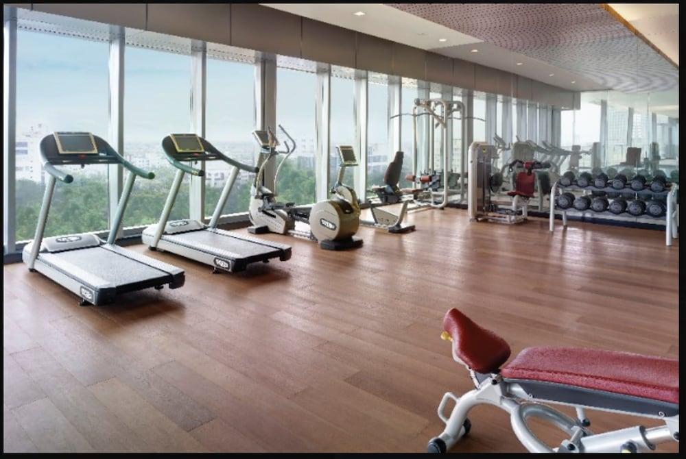Vivanta Kolkata Em Bypass Extérieur photo The gym at the 39th floor