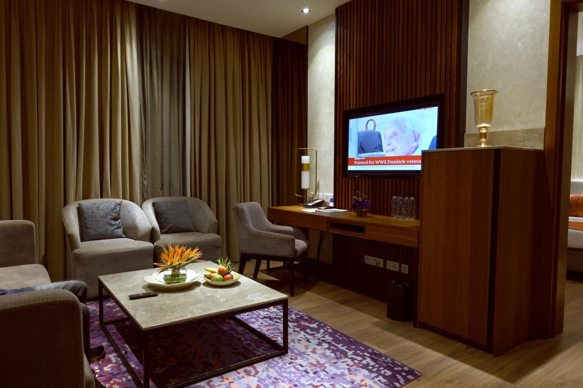 Vivanta Kolkata Em Bypass Extérieur photo Living room of a suite at the hotel