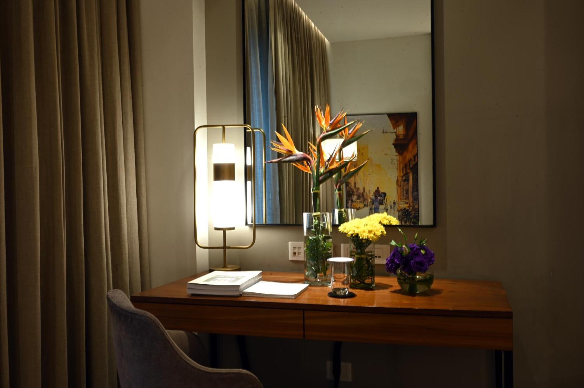 Vivanta Kolkata Em Bypass Extérieur photo A desk in a hotel room