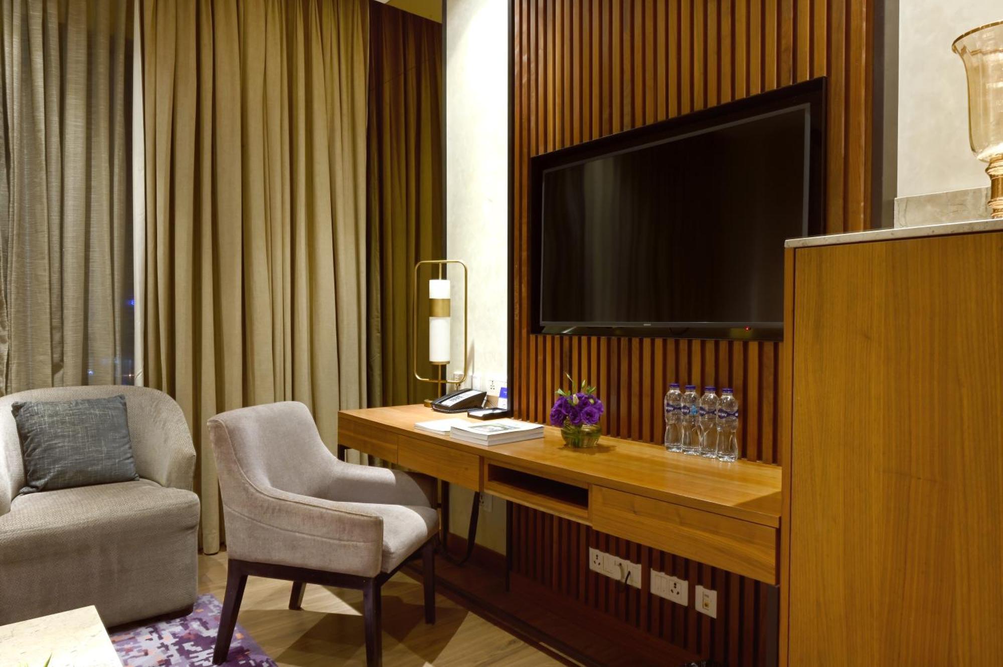 Vivanta Kolkata Em Bypass Extérieur photo A television in a hotel room