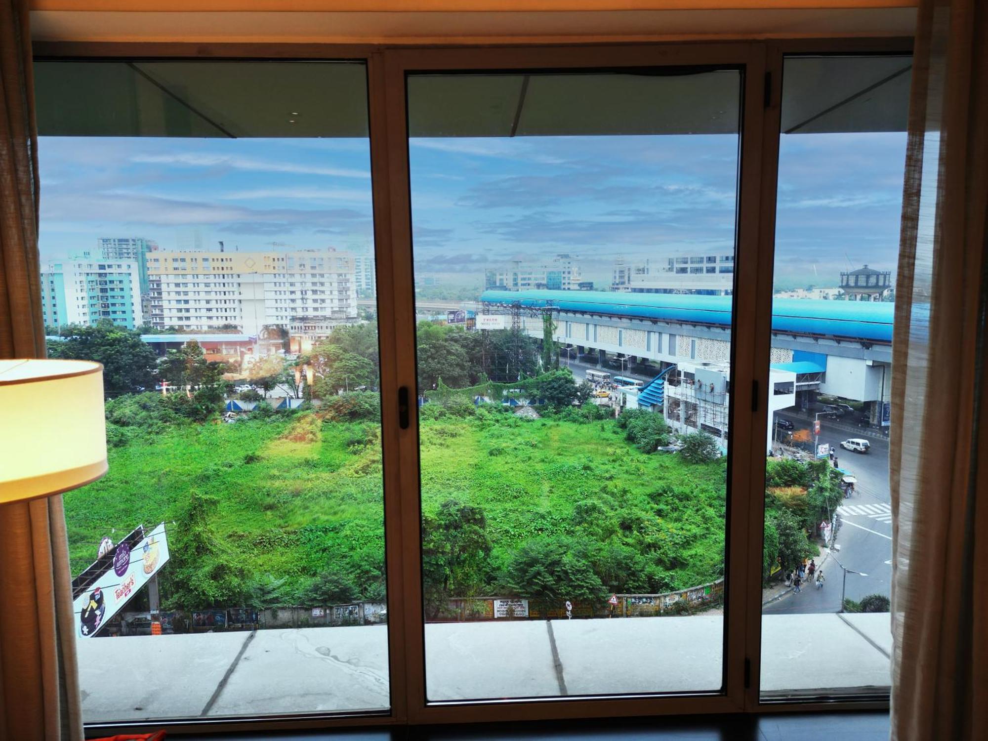 Vivanta Kolkata Em Bypass Extérieur photo View of the station from a nearby hotel