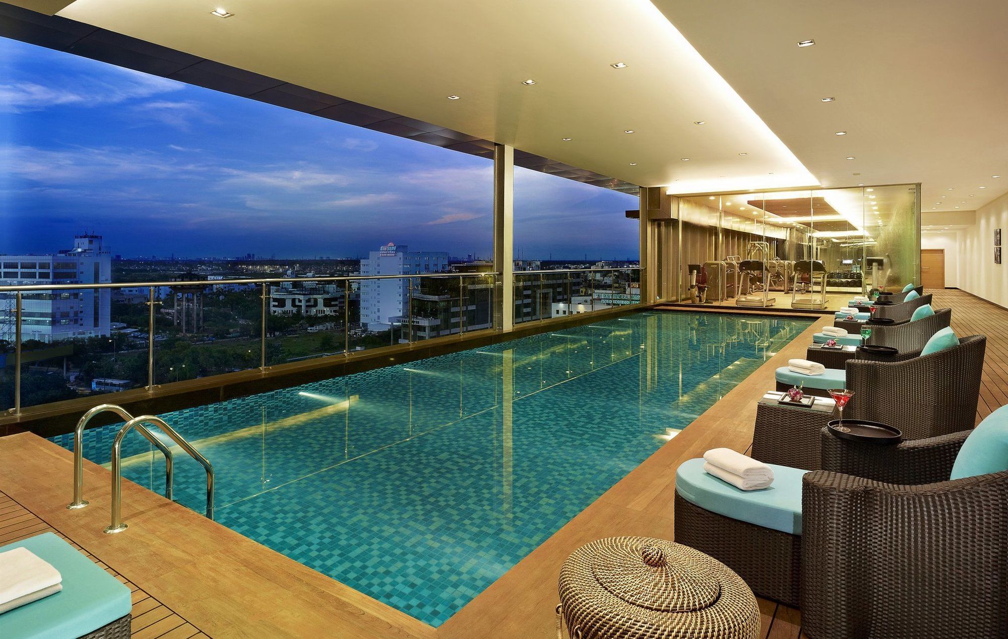 Vivanta Kolkata Em Bypass Facilités photo The pool at the hotel