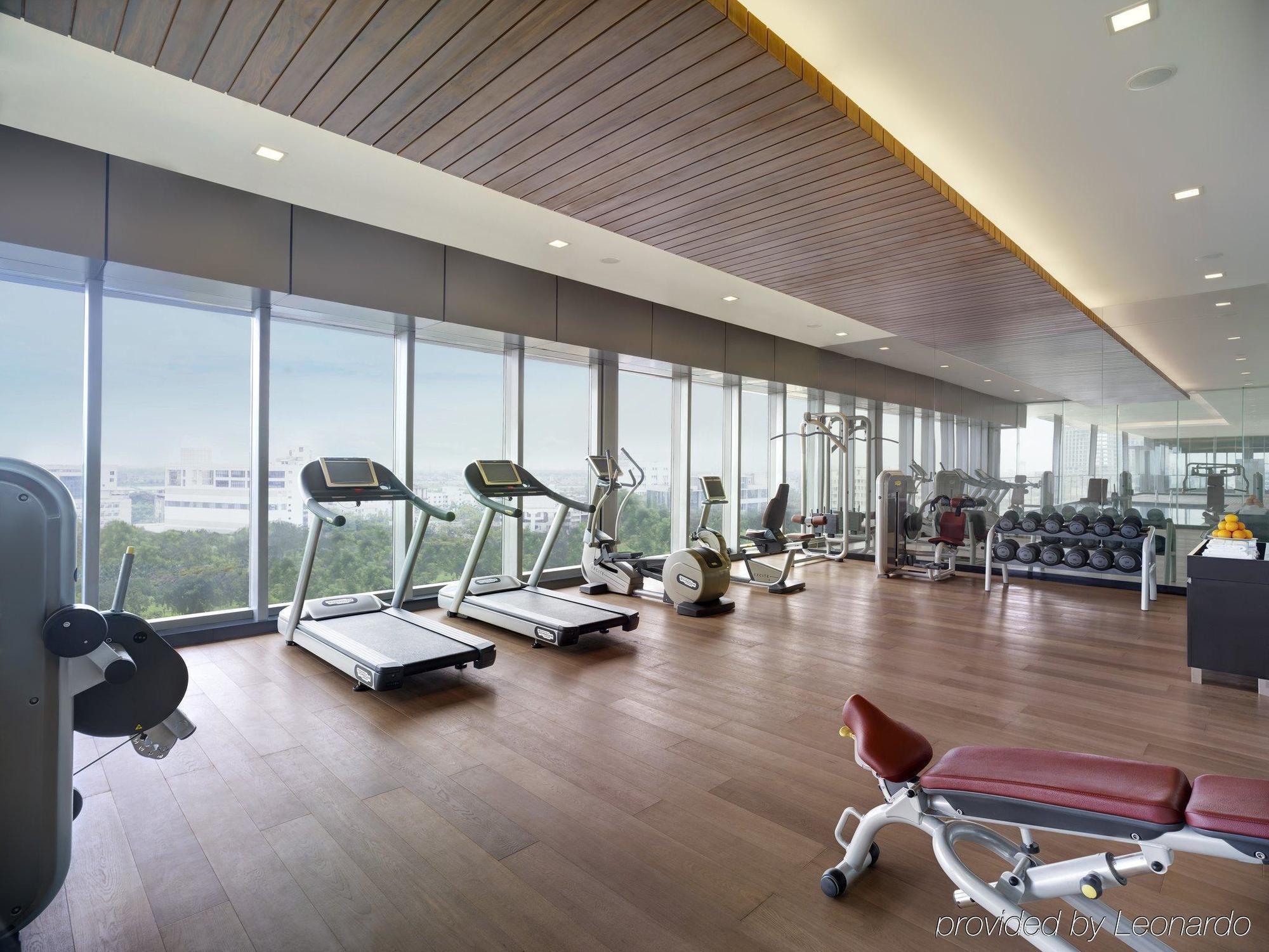 Vivanta Kolkata Em Bypass Extérieur photo The gym at the hotel